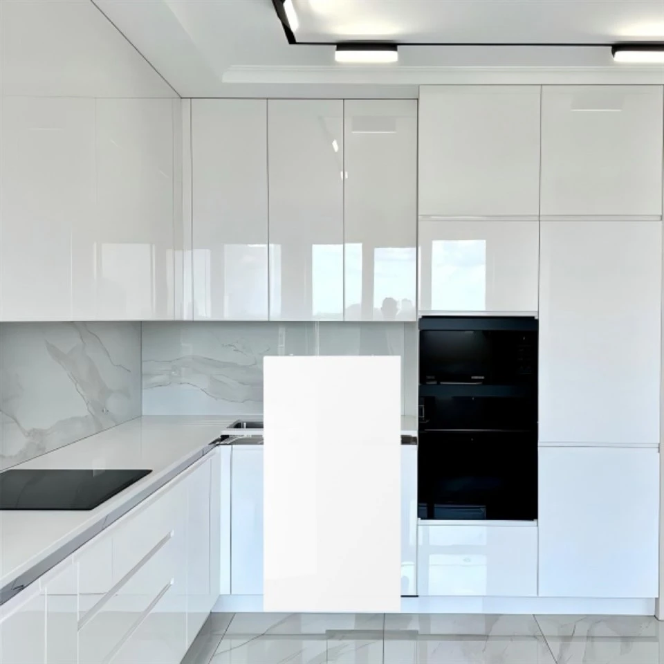 Білі лаковані кухонні шафи Ikea
